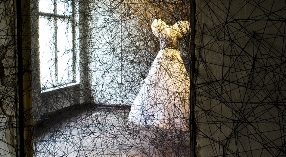 “Chiharu Shiota was born in Japan and belongs to a generation of young artists who have gained international attention in recent years for body-related art.”