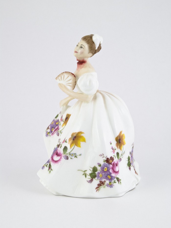 Jessica Harrison is a ceramic artist specialized in creating porcelain dolls that are very distinctive from all the classical porcelain dolls style.