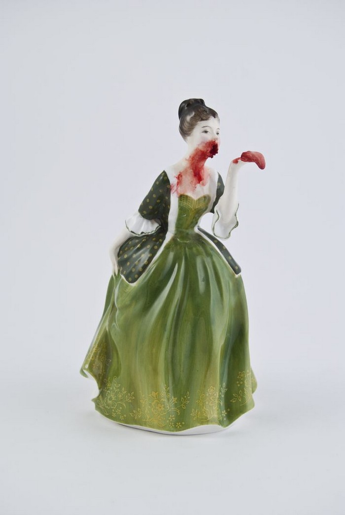 Jessica Harrison is a ceramic artist specialized in creating porcelain dolls that are very distinctive from all the classical porcelain dolls style.