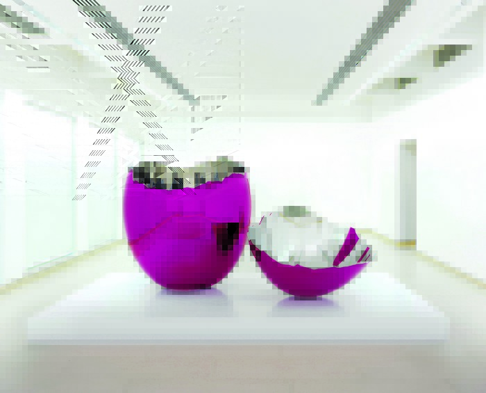 Jeff Koons is one of the greatest names of the art world. One of his sculptural works most admired is the Cracked Egg.
