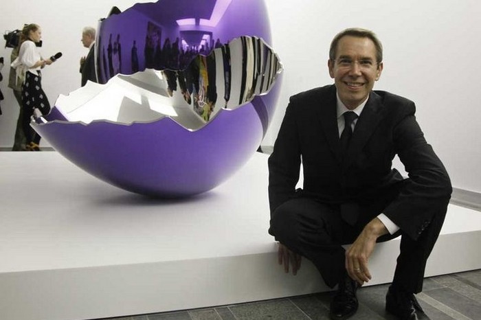 Jeff Koons is one of the greatest names of the art world. One of his sculptural works most admired is the Cracked Egg.