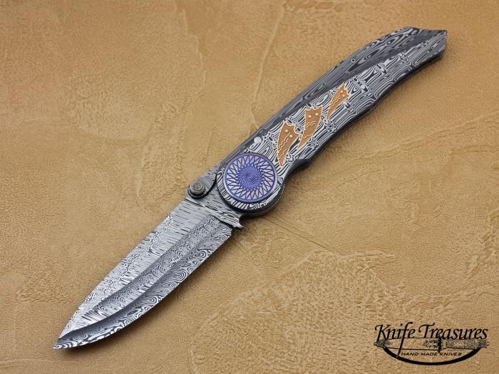 Ex- Jewelry maker Michael Walker is now dedicated to create Awesome Art Knives after his wife gave him a magazine for knife collectors.