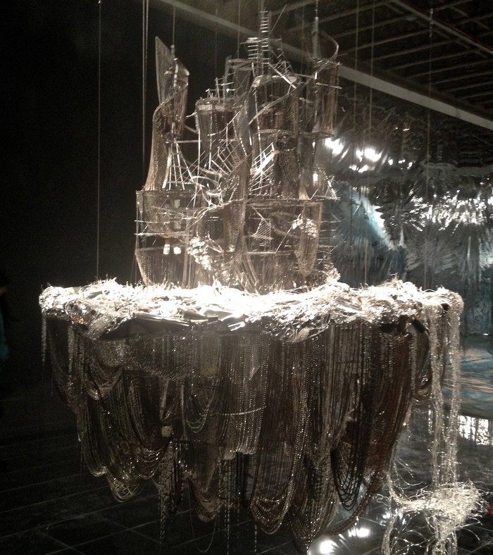 Born in 1964, under the military dictatorship of South Korea, Lee Bul's works that most impressed us was the artistic chandelier created.
