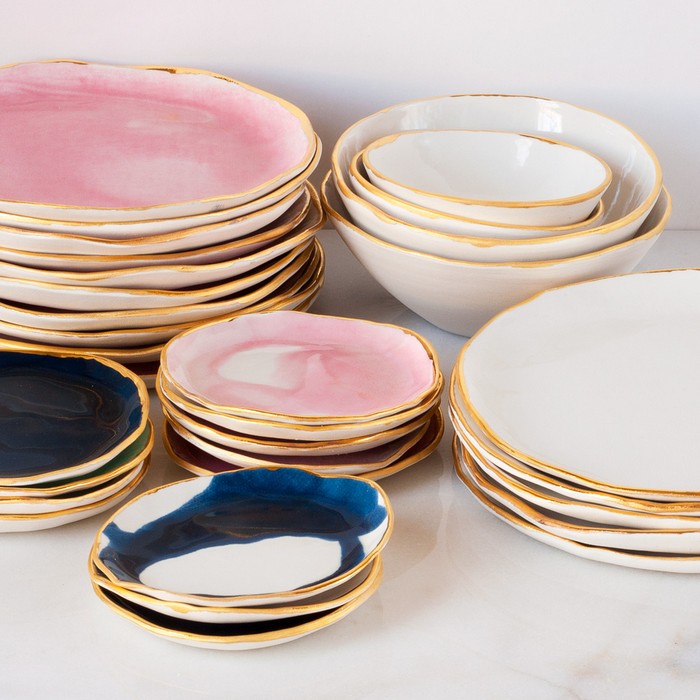 Suite one Studio is lead by Lindsay Emery, the owner, designer and ceramicist behind the brand. The studio is focused on Contemporary tableware.