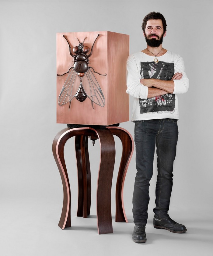 Andrea Felice is dedicated to creating art furniture, a passion that was inputted by some members of the family.